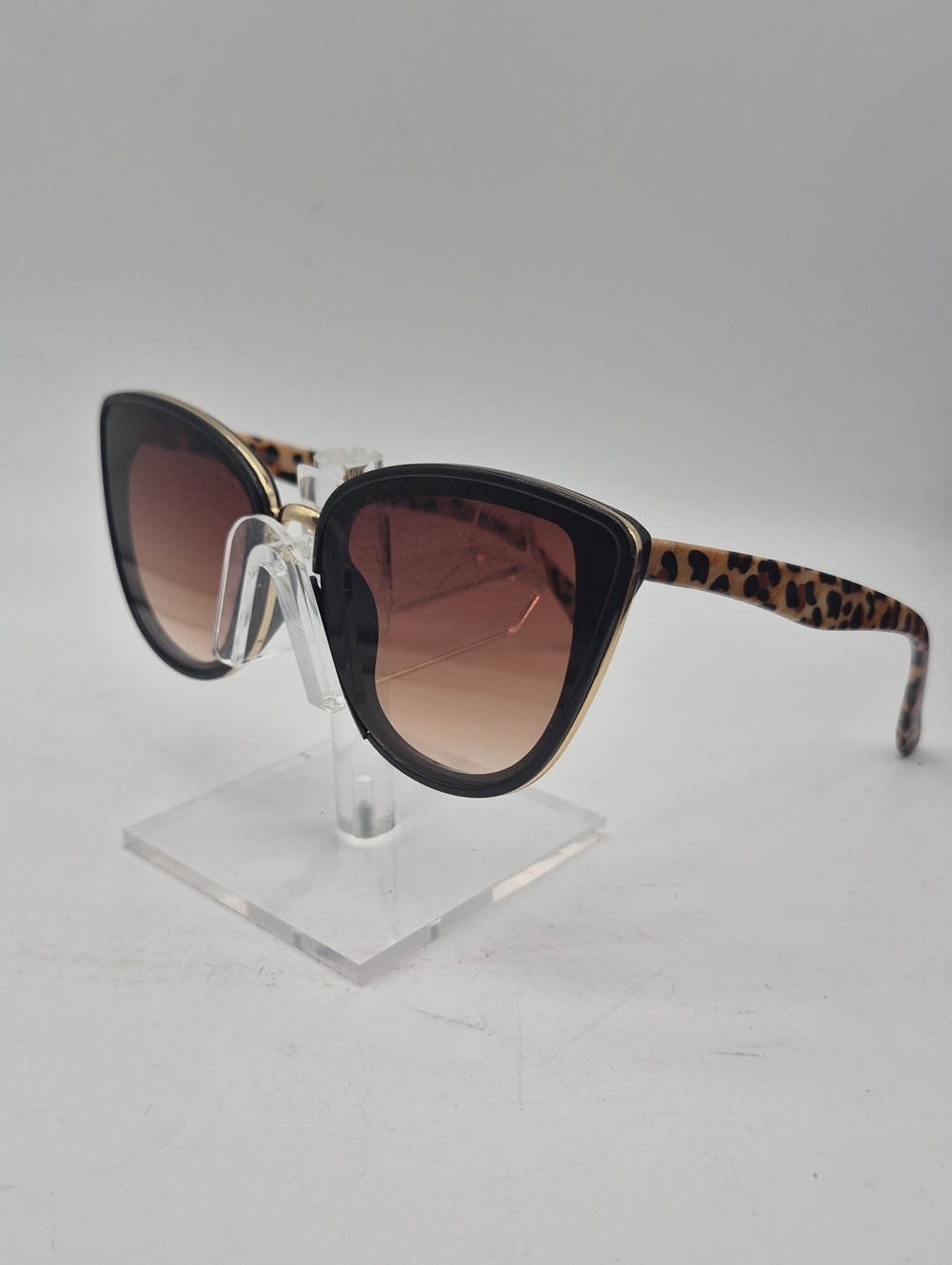 Women’s Cat-Eye Sunglasses in Black and Leopard Print